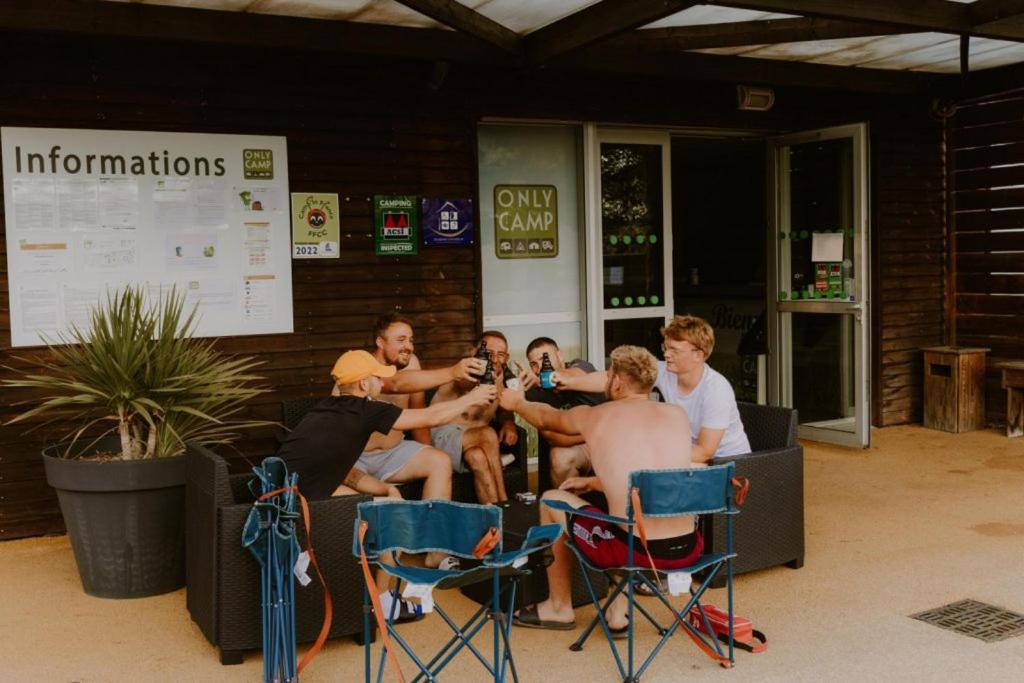 Onlycamp Le Pont Romain Yvré-lʼÉvêque Exteriör bild